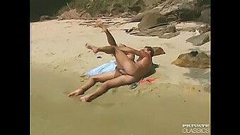 Laura Palmer Tem Seu Cu Fodido Na Praia. Você Não Vai Querer Perder Essa Cena Quente E Picante!