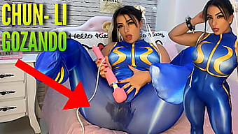 Chun Li-Inspirovaný Cosplay Kotě Si Užívá H-Tachi Vibrátor Až Do Vyvrcholení A Namočí Své Spodní Prádlo