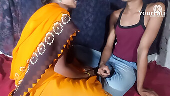 Rencontre Coquine De La Femme De Chambre Indienne Avec Le Patron Pendant Qu'Elle Se Branle Au Travail