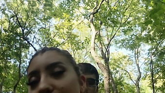 Encontrando El Amor En El Bosque: Un Encuentro Apasionado