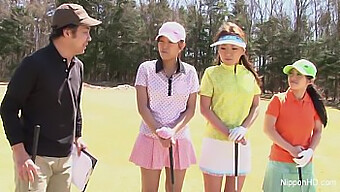 Japanse Meisjes Kleden Zich Uit En Golfen In Deze Hete Video