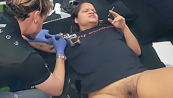 Amateurvrouw Biedt Haar Kutje Aan Een Getatoeëerde Artiest Aan Voor Een Duitse Inktjob