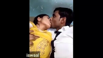 Isteri India Dengan Payudara Besar Menikmati Seks Di Luar Kereta.