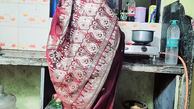 Sexo Entre Titia Hindi E Garota De 18 Anos Em Saree