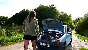 Casal Polonês Desfruta De Um Pau No Carro