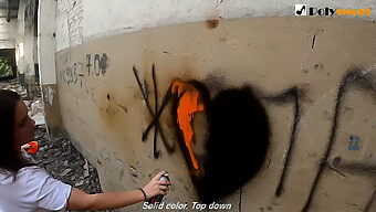 Cặp Đôi Tình Nguyện Viên Tham Gia Vào Quan Hệ Tình Dục Miệng Và Hậu Môn Trên Tường Graffiti