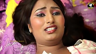 Vẻ Đẹp Tự Nhiên Của Dì Swathi Aunty Tỏa Sáng Trong Video Lãng Mạn Telugu Tự Làm