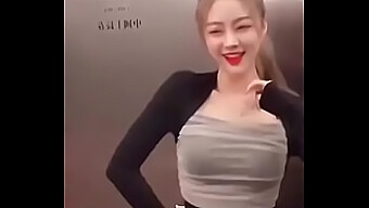 Sexy Bellezze Asiatiche In Abiti Attillati E Tacchi Alti Ballano Le Famose Canzoni Di Tiktok