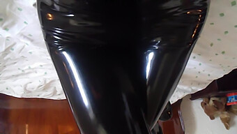 Femdom Mặc Đồ Latex Thỏa Mãn Trong Thời Gian Chơi Một Mình