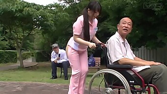 Une Infirmière Japonaise En Uniforme Embrasse Et Caresse Les Fesses D'Un Patient En Plein Air